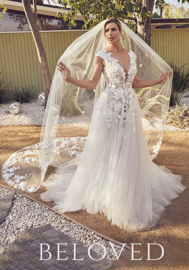 Sleeveless lace wedding dress with veil