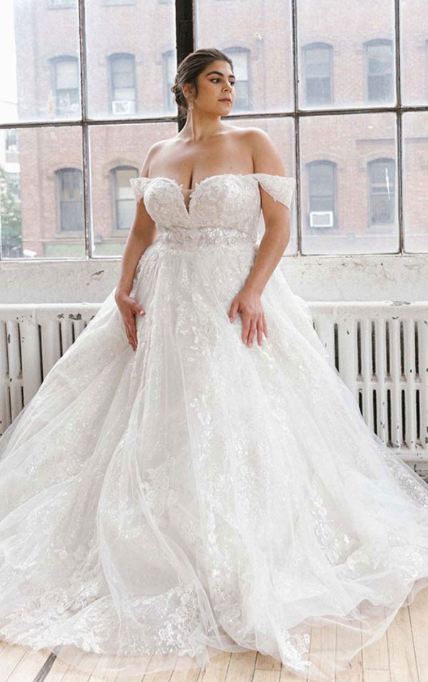 PLUS SIZE LACE SWEETHEART NECKLINE WEDDING DRESS WITH DETACHABLE OFF-THE-SHOULDER SLEEVES