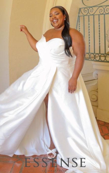 bridal-gown-plus-size-one-shoulder-silk-a-line-d3570 Plus-Size strapless A-line wedding dress with leg slit