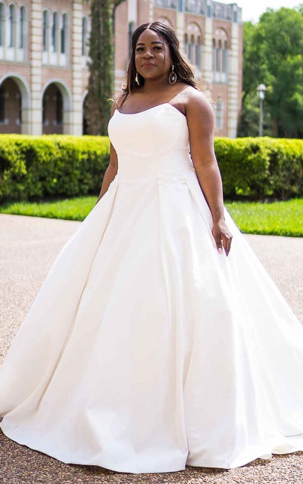 bridal-gown-plus-size-simple-strapless-a-line-D3596 Plus-size simple strapless A-line bridal gown