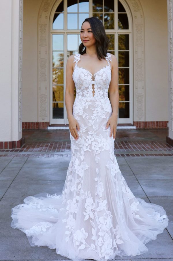 wedding-dress-lace-fit-flare-sleeveless-D3709